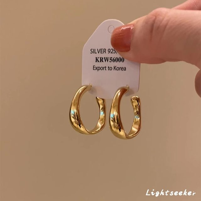 
Golden glossy irregular C-type earrings 2025 new hot style light luxury high-end autumn and winter niche temperament earrings