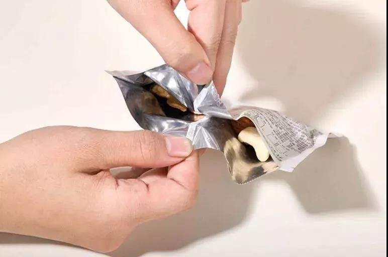 撕开包装口后会发现它分成里面的东西分成了两部分,坚果在左边果干