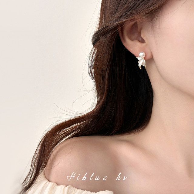 Light luxury and high-end unique natural freshwater pearl fish tail earrings for women Autumn and Winter 2025 new popular earrings and earrings