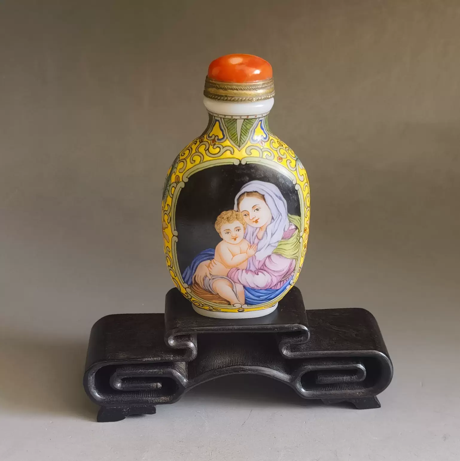 鼻煙壺 中國美術 琉璃 雞油黃 時代（清末〜民国） 鼻煙壺 中國美術 琉璃 雞油黃 時代（清末〜民国） 鼻煙壺雖然小