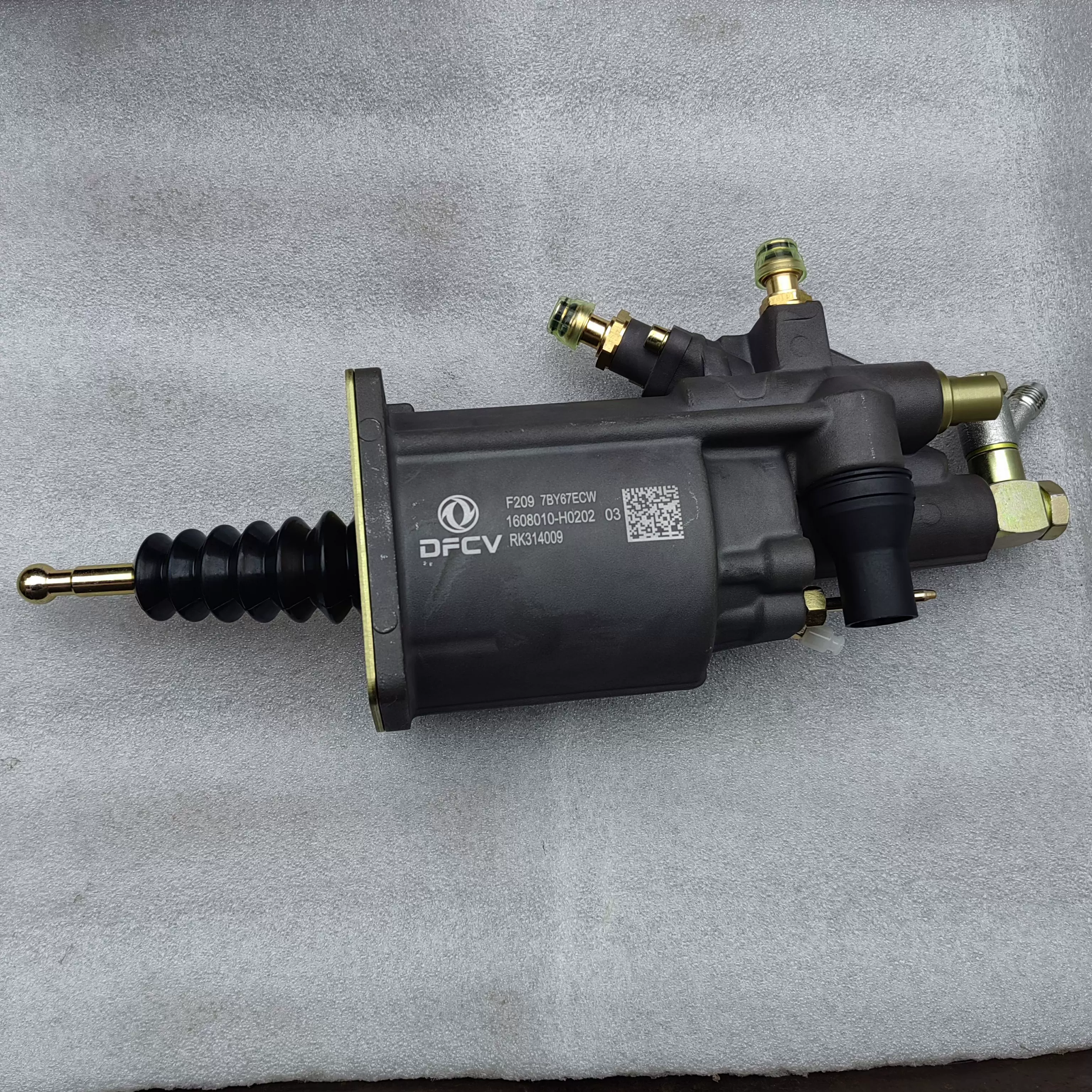 安東五　　白磁　染付花器 安東五 白磁 染付花器 安 東五 作『白磁染付草花文瓶』 ｜骨董品