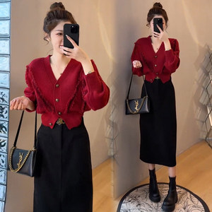 
This year's popular beautiful suits for women in early autumn are a complete set of knitted red sweaters and skirts for small people.