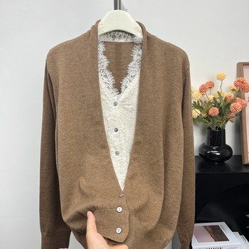 
Middle-aged mothers wear autumn 2025 new fake two-piece knitted cardigan middle-aged and elderly sweater women's spliced top coat