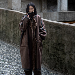 The Spirit of the Sacred Beast Is in the Grid-Like Space, but the Heart Is in the Vast Grasslands. High-Quality Reversible Faux Fur Tibetan-Style Robe