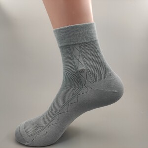 Semi -price thin net breathable business deodorization can not afford ball spring, summer, mid -summer socks, cotton socks, men's socks black and white
