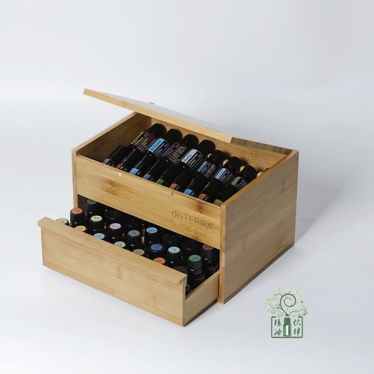 多種のエッセンシャルオイルdoTERRAの木製ボックスセット。 doTERRA - doTERRA ドテラ アロマオイル25本+木箱セットまとめ