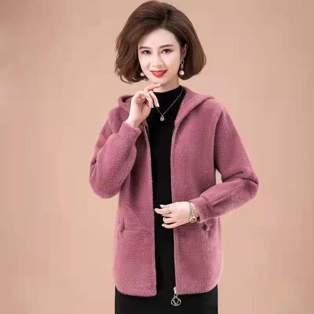 Mom pretend to be in autumn and winter, thick water mink velvet hooded outer jacket female short top, middle -aged and elderly noble long hair cardigan
