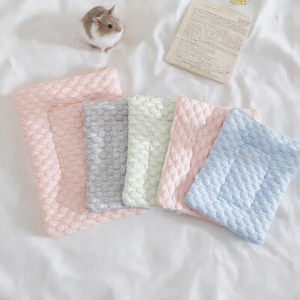 
Summer ice silk cooling mat small pet nest mat internet celebrity hamster nest mat golden bear hedgehog chinchilla rabbit sleeping mat