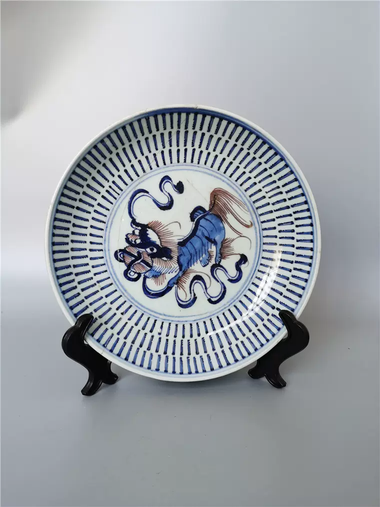 乾隆青花釉里红狮子绣球盘老瓷器收藏回流茶器杯子矾