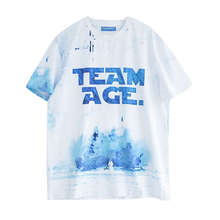 并运用扎染工艺将图案呈现于衣身前后幅,搭载胸前logo字母的点缀,为整