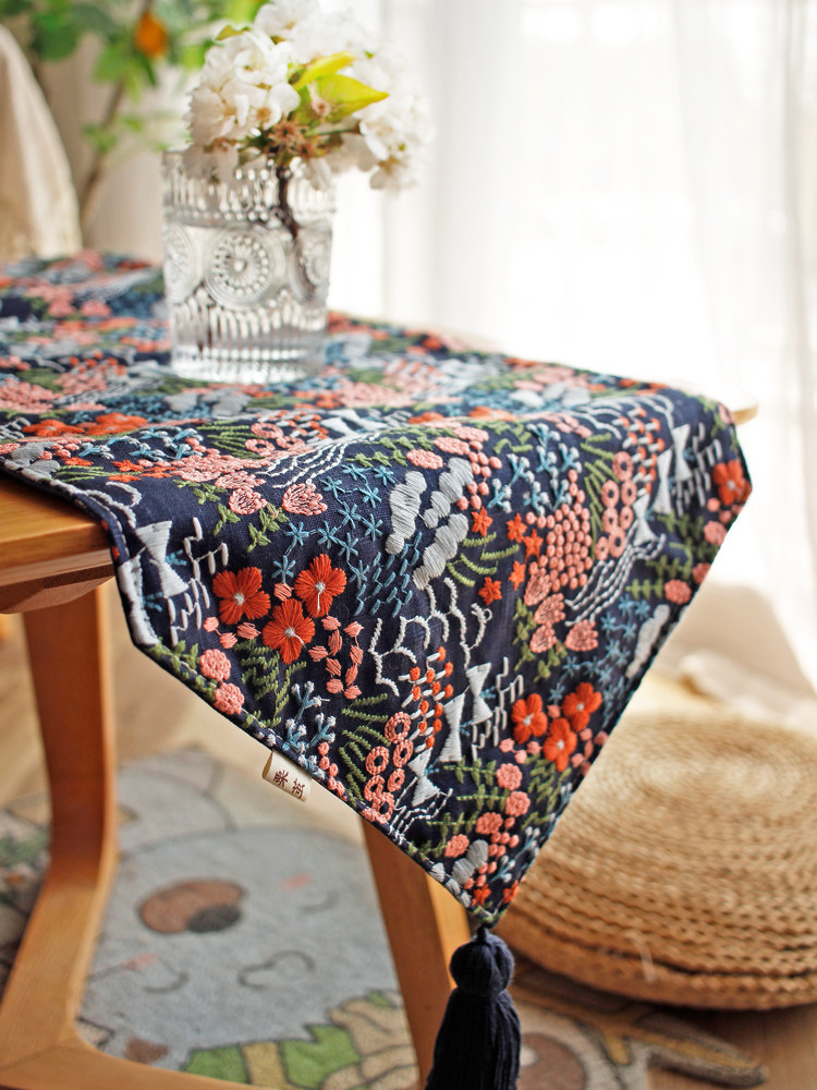 日本の刺繍テーブルランナー - チェストナットコクーン - 花柄