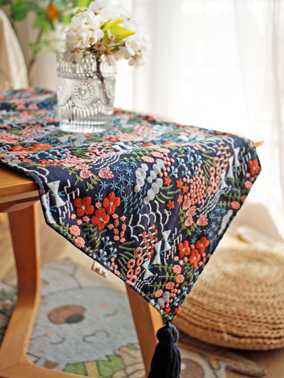 日本の刺繍テーブルランナー - チェストナットコクーン - 花柄