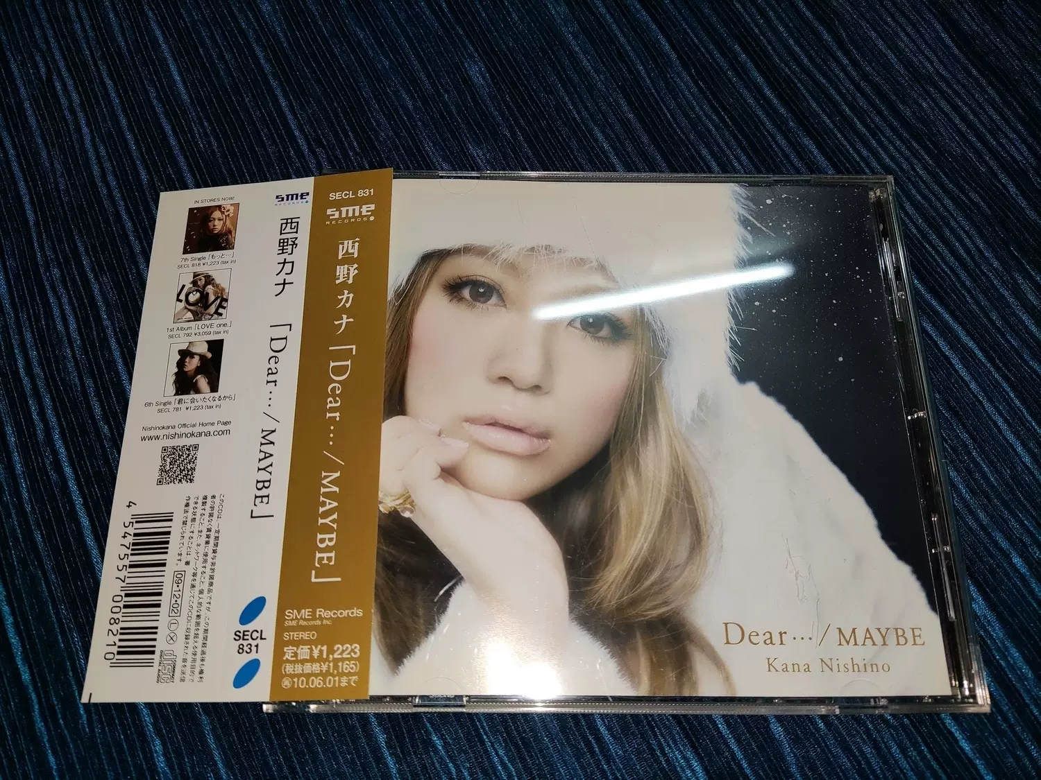 西野カナ CD「Dear・・・/MAYBE」に直筆サイン