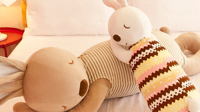 乐亲 可爱兔子毛绒抱枕