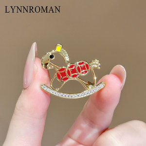 
LYNNROMAN copper coin Trojan horse brooch for women, simple, light, luxurious, fashionable and personalized corsage, high-end jewelry, exquisite