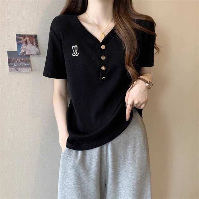 Black V -neck short -sleeved T -shirt Ms. 2023 Summer design sense embroidery, loose large size, shoulder top