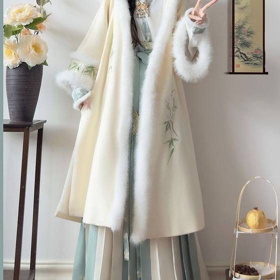 Song Dynasty Hanfu women's hooded long coat with velvet embroidery, raw edge cross-collar lining, waist-length pleated skirt, autumn and winter New Year suit