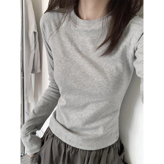 Gray embroidery inserted shoulder long -sleeved T -shirt Female autumn 2024 new niche slim body thin inside shirt bottom shirt