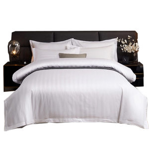 The four -piece set of supplies on the hotel beds, the special white bed sheet, the three -piece bed bed, the bed, the hotel is full