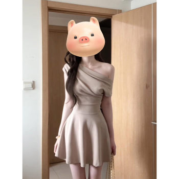 
A slightly fat French temperament, high intelligence and slanted shoulder dress