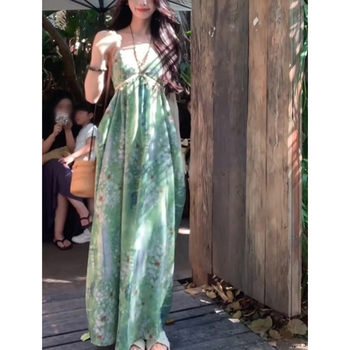 A slightly fat French fairy-like green printed suspender dress
