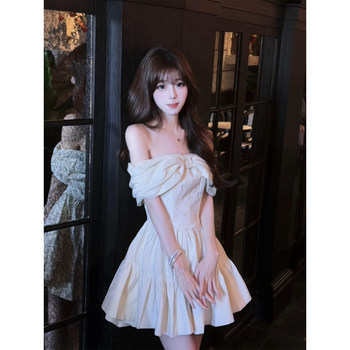 A slightly fat and sweet daughter with one shoulder bow dress