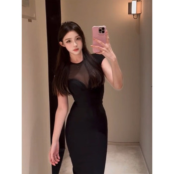 
A slim black mesh splicing dress with a slightly fat royal sister