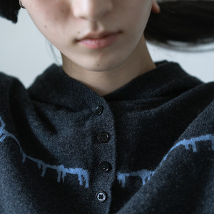 
A short story丨Wind hug, wool knitted hooded pullover button knitted floral pattern sweater