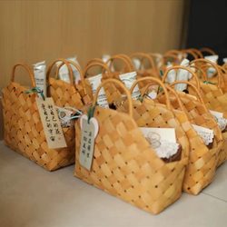 2026 New Year Handmade Woven Basket New Year Goods Flower Basket Wooden Triangle Flower Basket Handheld Engagement Gift Box