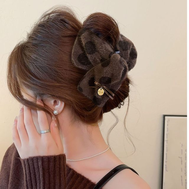 2025 new triangle gripper female polka dot plush shark clip hair clip high-end temperament autumn and winter hair accessories headwear