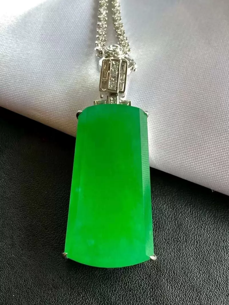 天然缅甸A货翡翠吊坠正阳绿玉佛冰种辣绿无