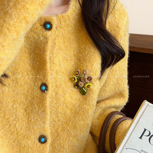 
Born towards the sun ~ Retro high-end sunflower brooch for women with sweater coat pin niche exquisite accessories