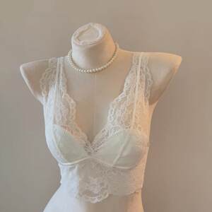 
French lace underwear gathered with no steel ring white inner layer layered suspender vest bra set Longxin same style