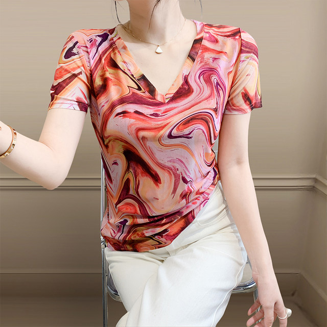 
European high-end tie-dye mesh short-sleeved T-shirt for women in summer fashion age-reducing printed V-neck top slim shirt