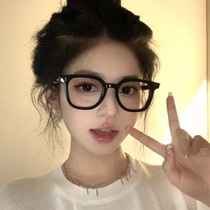 
Ultra-light black frame without makeup glasses for women can be matched with myopia with a degree of anti-blue light and large face to make them look slimming square frame Korean version of eye frame