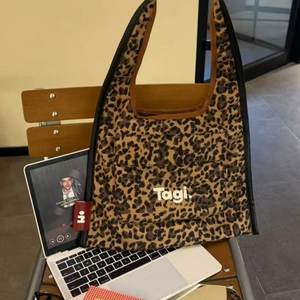 
Retro New Leopard Print Canvas Bag Lazy Large Capacity Niche Tote Double-sided Commuting Versatile Shoulder Same Style Women's Bag