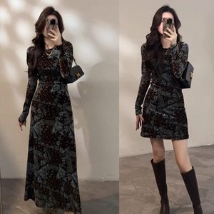 
Pure lust style retro printed velvet long-sleeved dress for women in autumn and winter, elegant and charming slimming A-line long skirt