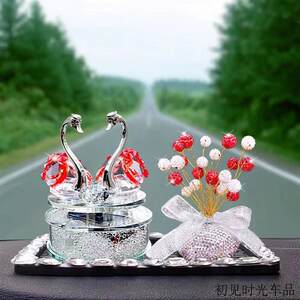 Solar car decoration rotation swan car decoration front -stop decorative supplies Daquan luxury new model
