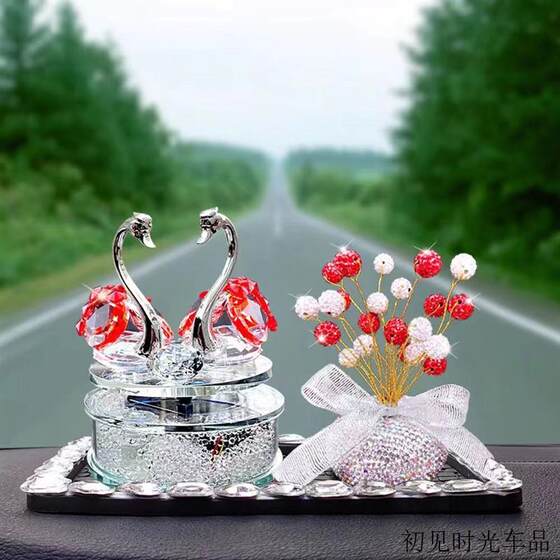 Solar car decoration rotation swan car decoration front -stop decorative supplies Daquan luxury new model

