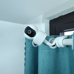Surveillance camera bracket without punching and wrapping around curtain rod
