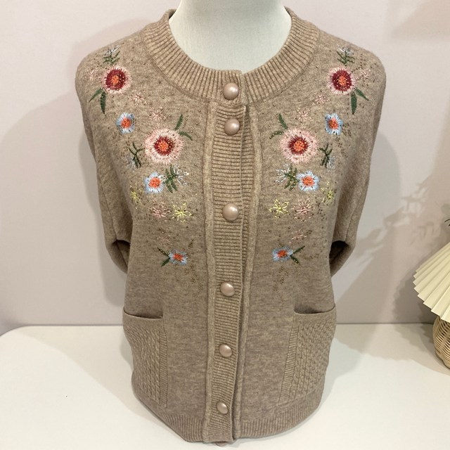 All-in-one velvet cardigan sweater for middle-aged and elderly people, embroidered western style warm mother's clothing, winter clothing, velvet thickened round neck sweater