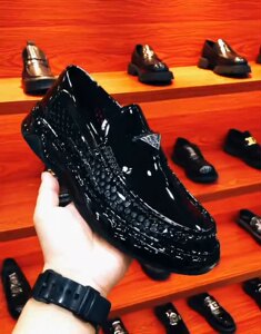 
Xiaoqiang Shoes Bar Guangzhou new genuine leather patent leather punched with one foot and round head thick sole trendy casual and fashionable men's shoes