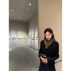 
Eight-cover pinky piggy Gwen Town fur collar navy blue twist knitted suit women's leather button plaid skirt