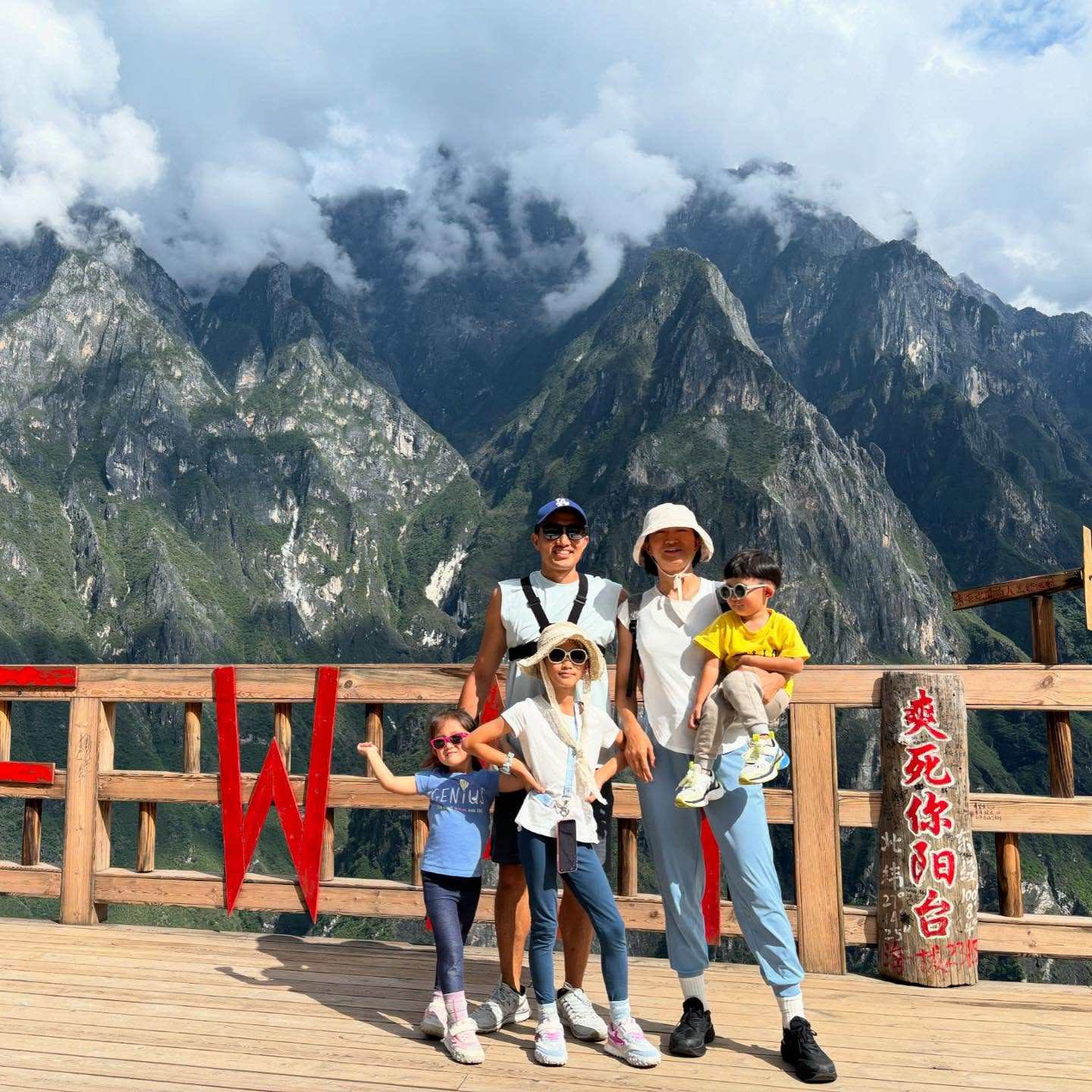 香格里拉梅里雪山虎跳峡徒步5天4晚私家团 住既下山+墨野悬崖酒店