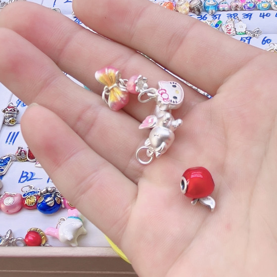 
Pure silver accessories are non-refundable and non-exchangeable