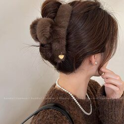 Autumn and Winter Heart-Shaped Plush Hair Claw Clip for Women, New High-End Shark Clip, Large Hair Clip, Back of the Head Hairpin, Hair Accessory