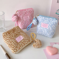 Winter Retro Hand-Held Plush Leopard Print Cosmetic Bag for Girls, Portable Skin Care Product Storage Bag, Student Small Toiletry Bag
