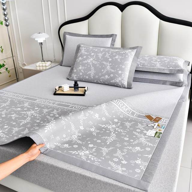 
Ice silk mat three-piece set A-grade maternal and infant grade fresh summer cool air-conditioned mat foldable machine washable soft mat