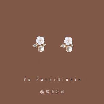 Gardenia under the moon are small and sweet earrings!