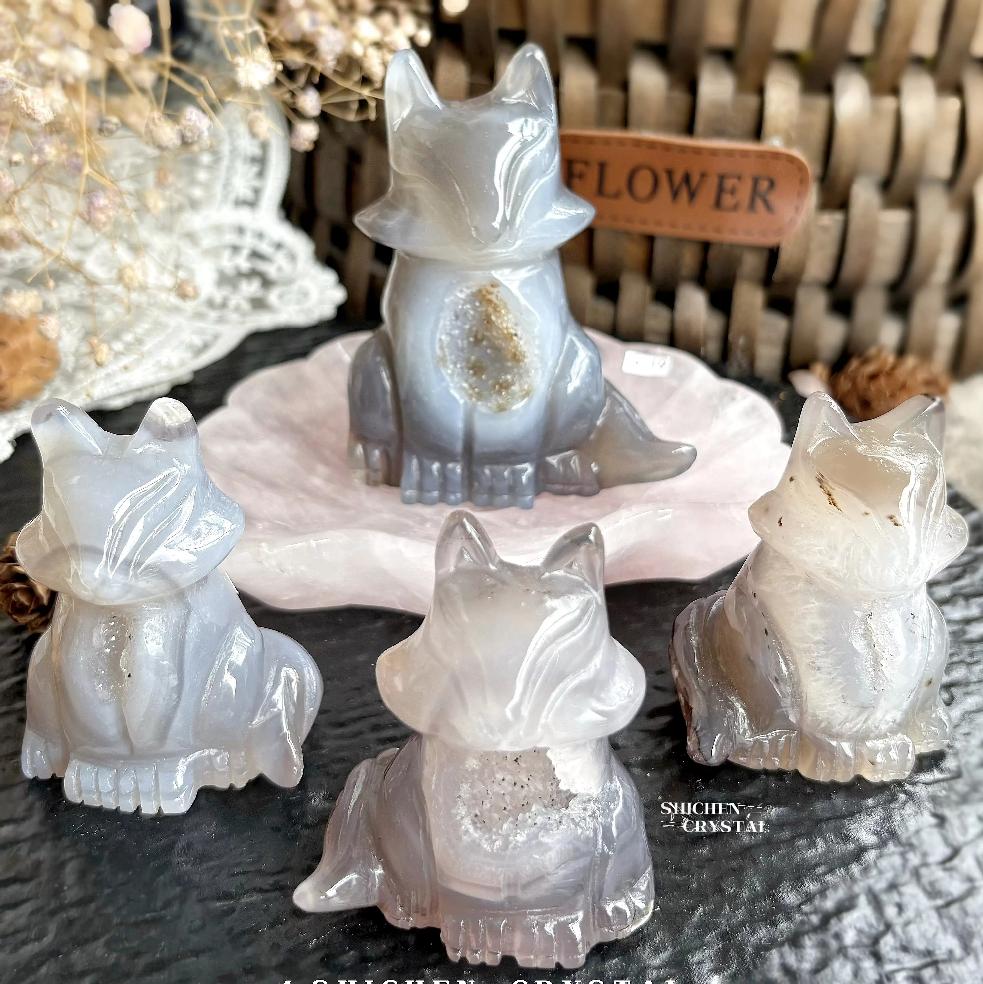 桜瑪瑙(さくらめのう)九尾　狐手彫り　台座付き 桜瑪瑙(さくらめのう)九尾 狐手彫り 台座付き 天然石 桜瑪瑙 九尾狐